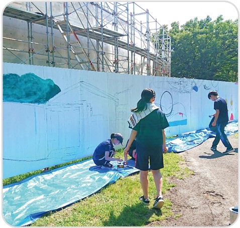 工事用の足場に覆われている須坂版画美術館