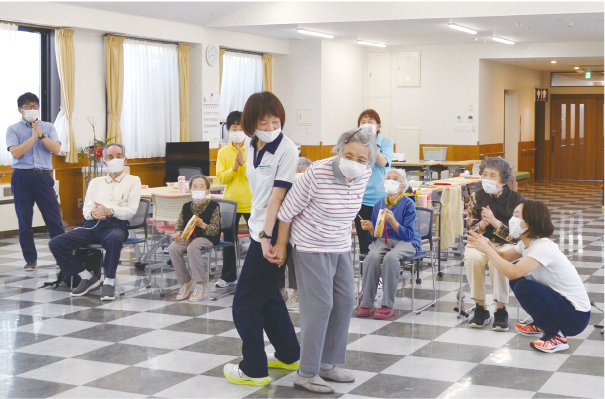 介護施設で楽しみながら体を動かしている写真