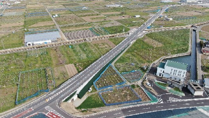 県道村山綿内停車場線から施設方面へ向かう新アクセス道路