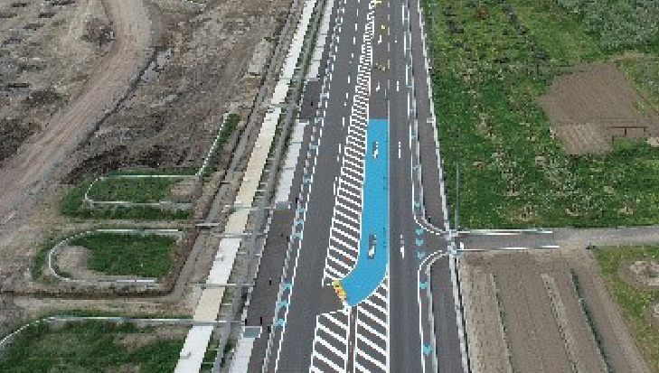 隣接道路の進入車線(水色塗装)