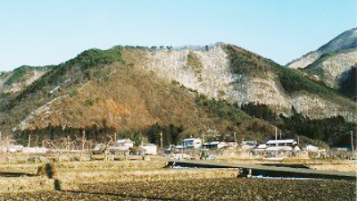 須田氏の城があった須坂市日滝地区の写真。手前が田畑、奥に山。