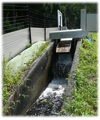 用水路のような小さい水路でも設置できる小水力発電の落差工水車の写真