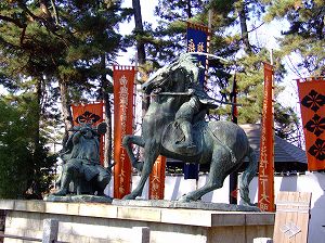 戦場となった川中島八幡原で武田信玄と上杉謙信が戦っている様子の石像の写真