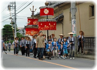 こどもが行事で練り歩いている現在の須坂の様子の写真