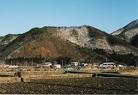 山頂に大岩城があったという山と田んぼが広がってる大岩城跡の写真
