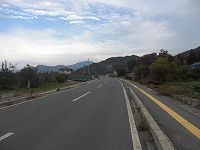 きれいに舗装された道路と歩道が整備された現在の井上郷の写真