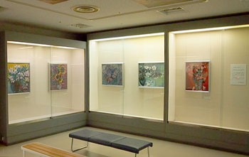 作品が展示されている様子の写真