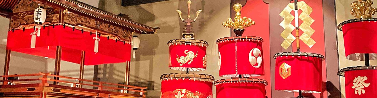 1階に展示されている艶やかな笠鉾と屋台の写真