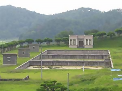 坂田浄水場の写真。坂田山のふもと、斜面に階段状に浄水施設がつくられている。