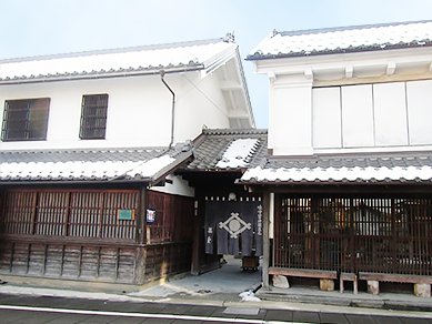 道路に面して、上店、門、店が並ぶ写真