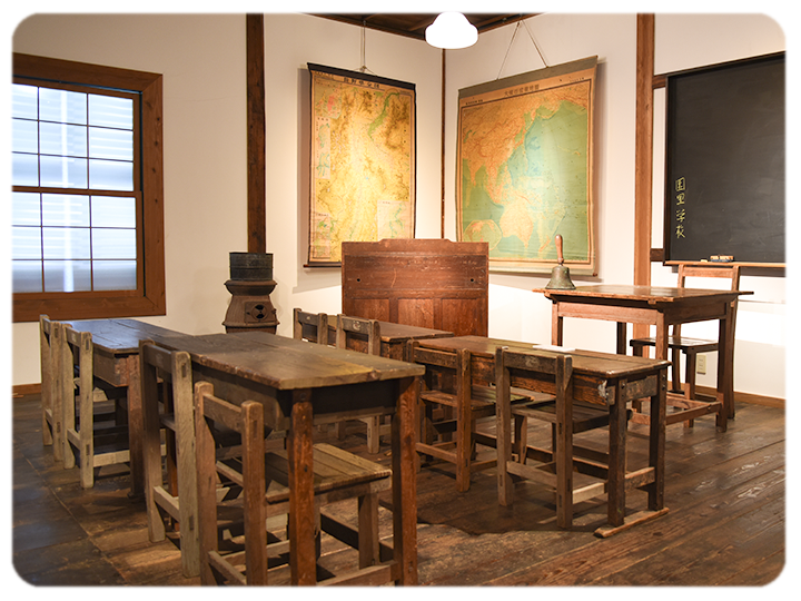 旧・そのさと学校の展示室内写真