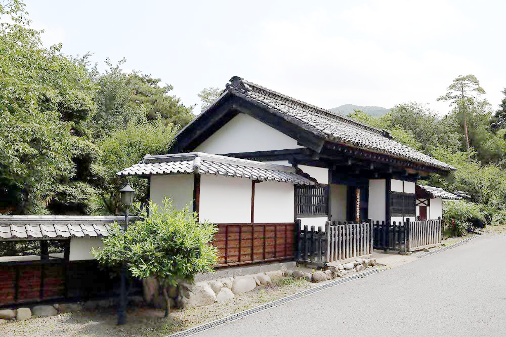 歴史的建物の入り口画像