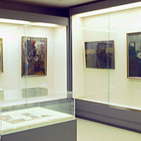 ガラスケースの中に展示されている作品の写真