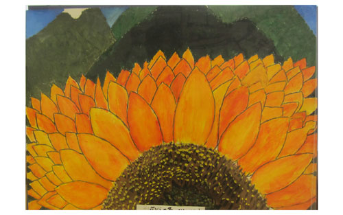 大きな山をバックに、オレンジがかった沢山の花びらを1枚ずつ描き、画用紙の3分の2をひまわりの花の上から半分にかけてダイナミックに描いた図画の作品