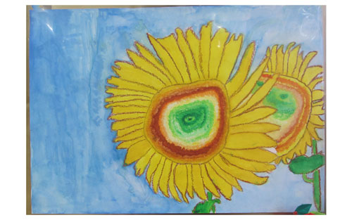 水色を背景に重なって咲いた2輪の大きなひまわりの花を大きく描いた図画の作品