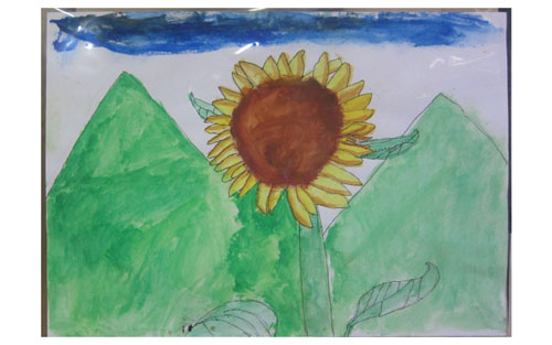 夕立が来そうな淀んだ空と三角形の2つの山をバックに、中央に大きなひまわりの花を描いた図画の作品