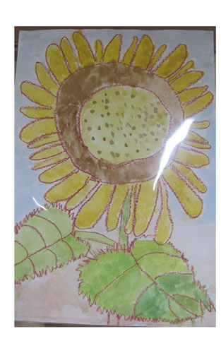 縁がギザギザした葉と大きなひまわりの花を画用紙いっぱいに描いた図画の作品