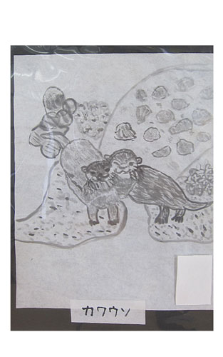 2匹のカワウソが寄り添い、右のカワウソが右目をウインクしている様子を描いた墨絵の作品