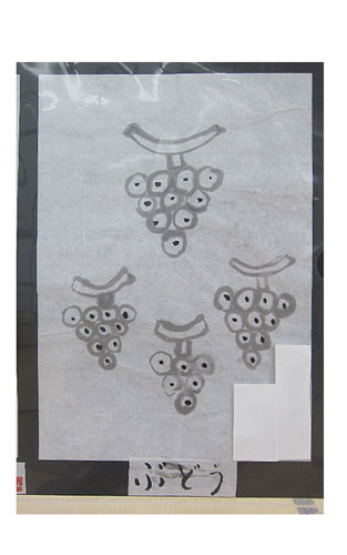下に3つ上に少し大きな1房の葡萄を描いた墨絵の作品
