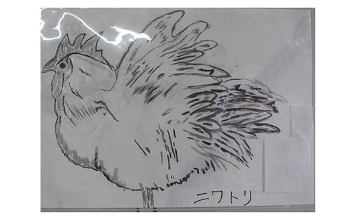 頭部に鶏冠があり羽を広げたニワトリを半紙いっぱいに大きく描いた墨絵の作品