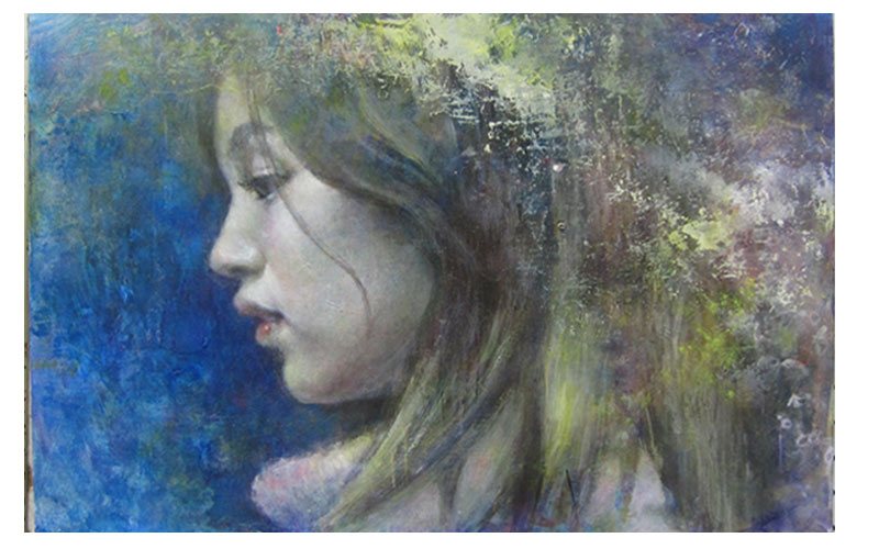 青色をバックに、セーターを着た女性の左顔を用紙いっぱいに描いた絵画の作品