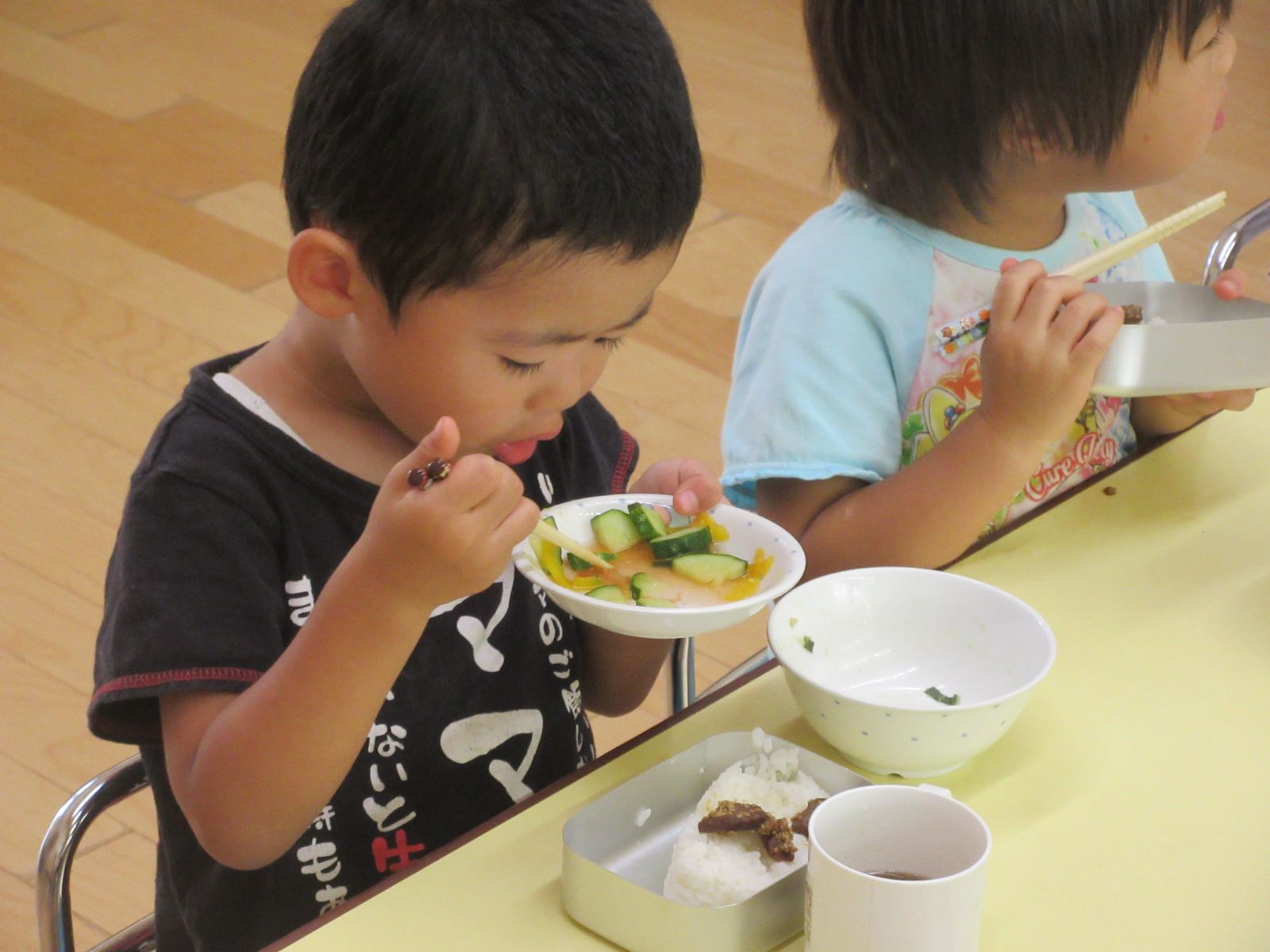 保育園給食で八町きゅうりの漬物を食べている子どもの写真