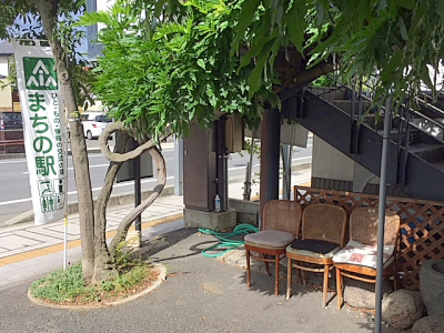 店舗の店頭前に椅子を設置している様子の写真