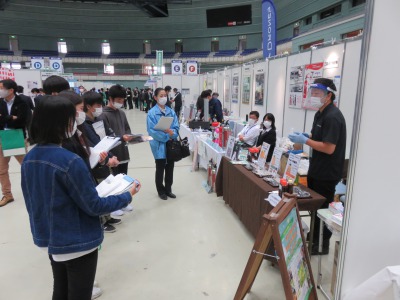 出展ブースにたくさんの人が集まっている様子の写真