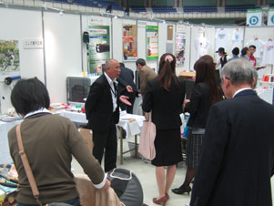 企業・団体がブースを出展している様子の写真