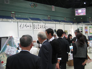 出展ブースにたくさんの人が集まっている様子の写真