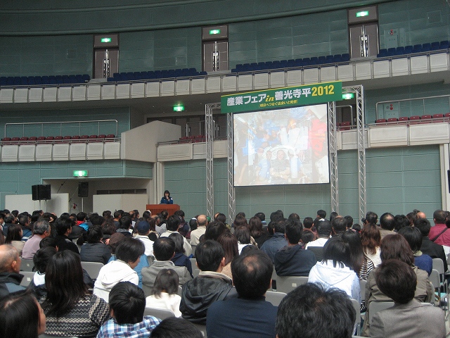 山崎直子さんの講演会の様子の写真