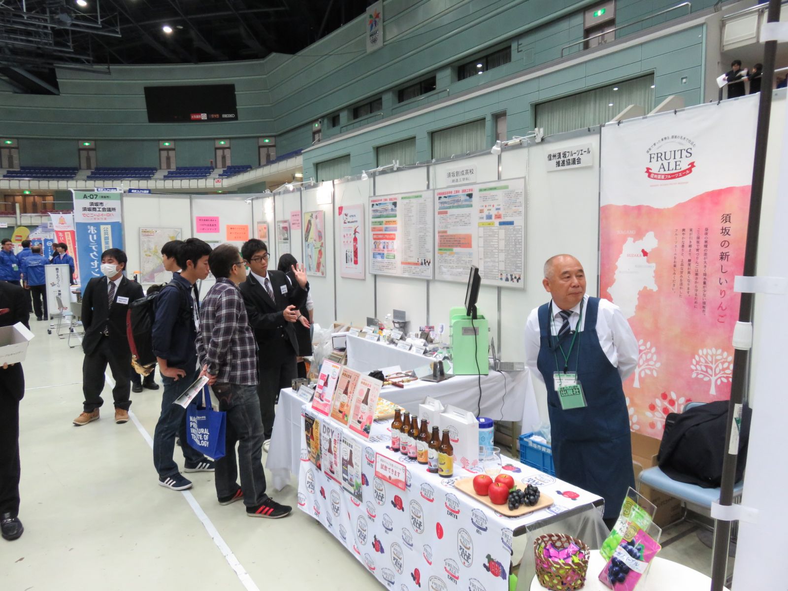 出展したブースに集まるお客さんの様子の写真
