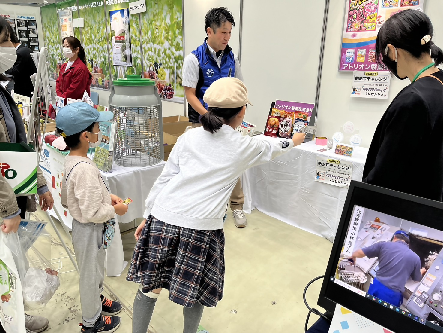 産業フェアin信州2024の須坂市ブースで射的体験をする子供たちの様子