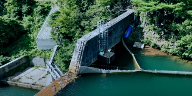 緑の木々の中にある須坂市小水力発電の写真