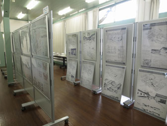 蔵の町並みが描かれたたくさんの作品が、掲示ボードに展示され並んでいる会場内の写真
