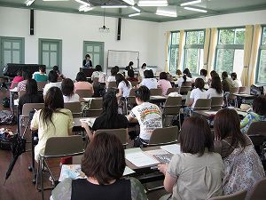 学生が調査に向けて調査テーマや調査課題など説明を聞いている様子の調査出発前の様子