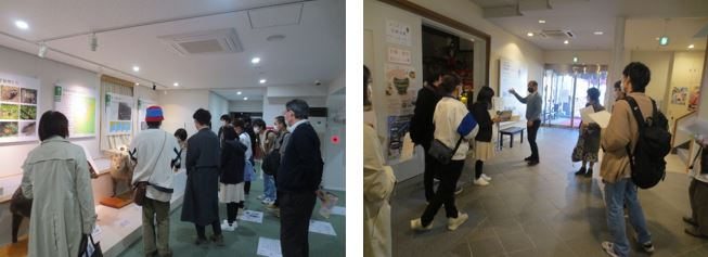左:壁や机の上に展示された資料を見る参加者とその列の後ろで黒いスーツを着た男性が立っているグローバル教養ゼミの様子の写真、と右:室内の両サイドに数人ずつ分かれその中心に水色の上着を着た男性が手をあげ話をしている写真