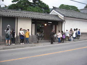 和風造りの田中本家博物館の前にたくさんの生徒達が集まり、楽しそうに話をしている写真
