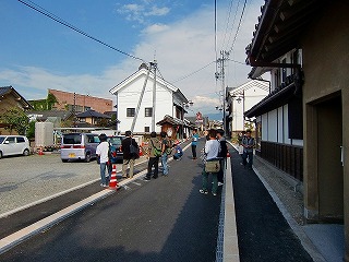 市内の蔵造の街並みを見学している大学生たちの写真