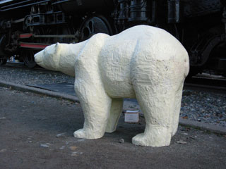 大きなクマを造形した、すざかアート作品の写真