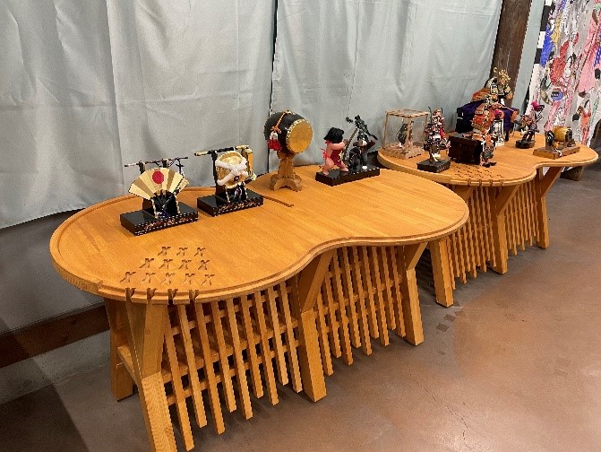 端午の節句の品々が置かれたピーナッツ型の木製テーブルが2台並べられた写真
