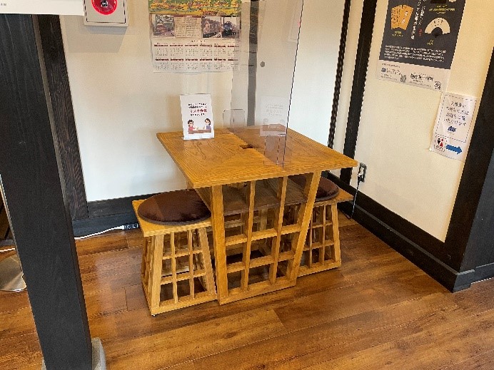 街灯の形をモチーフに作成された1台のテーブルと椅子の作品の写真