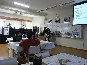 調査に参加した学生が調査結果などを清泉祭での発表している様子の写真