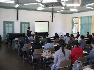 学生たちがスクリーンを見ながら説明を受けいている様子の健康栄養専攻研修の写真