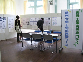 ふれあい館まゆぐらで蔵の町並みキャンパスの取り組みを紹介した作品展の写真