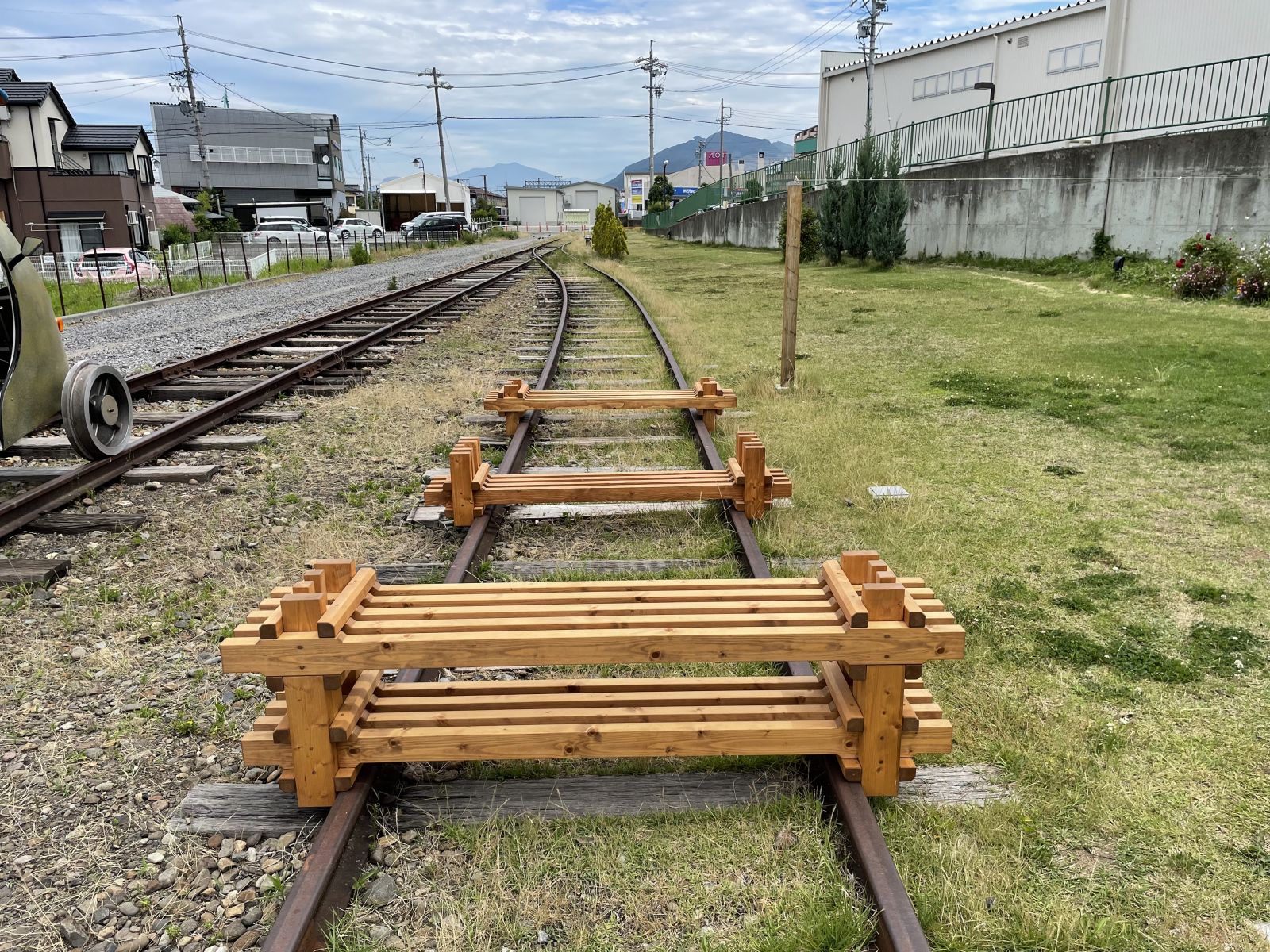 廃線となった線路の上に設置されたファニチャ作品を線路上から撮影した写真