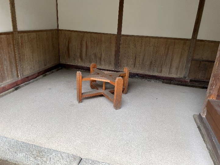 組み合わせて作られたベンチの作品が設置されている様子を近くから撮影した写真