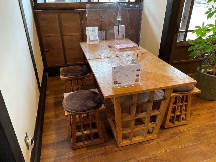 街灯の形をモチーフに作成された2台のテーブルと椅子の作品が並んだ写真