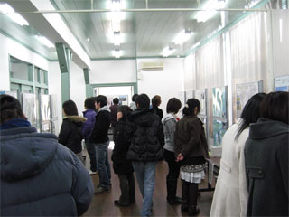 展示された作品をたくさんの参加者が見ている作品展の写真