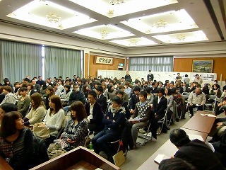商工会館ホールで蔵の町並みキャンパス発表を聴く多くの参加者の写真